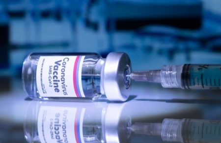 Британія схвалила вакцину від коронавірусу AstraZeneca