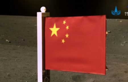 Китайський космічний апарат розгорнув прапор КНР на Місяці