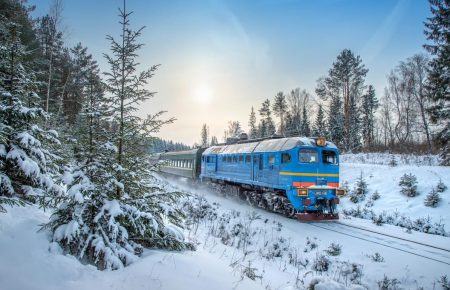 УЗ призначає на зимові свята додаткові потяги та зупинки