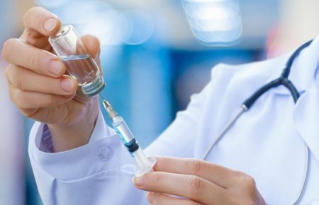 ВООЗ та ЦГЗ навчатимуть українських медиків проводити вакцинацію від коронавірусу