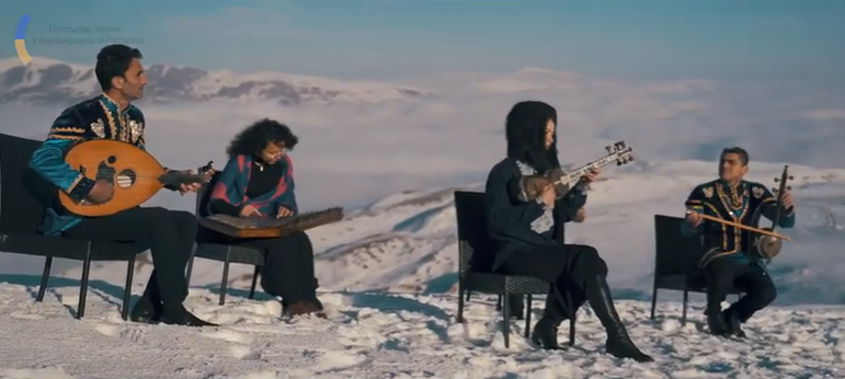 Українські та азербайджанські музики заграли «Щедрика» серед гір (відео)