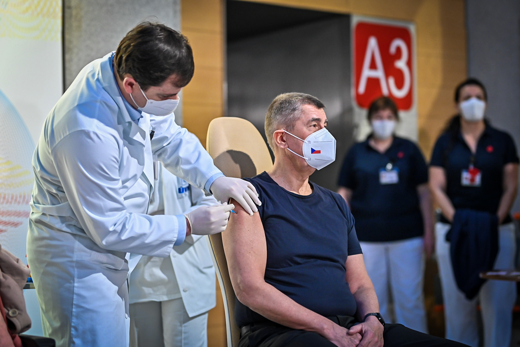 Премʼєр Чехії у прямому ефірі вакцинувався від коронавірусу