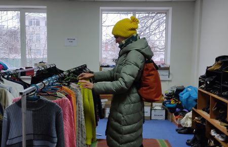 В Черкассах открыли магазин бесплатной бывшей в употреблении одежды «Социальный БутиЧЕк»