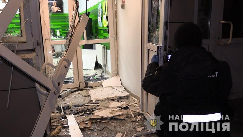 Ночью в Киеве взорвали помещение самообслуживания одного из банков (видео)