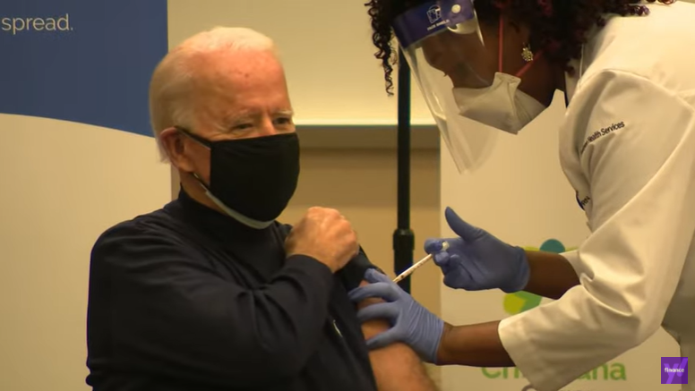 Президента США Джо Байдена вакцинували проти COVID-19 у прямому ефірі
