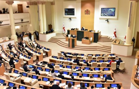 У Грузії девʼять депутатів парламенту оголосили голодування на підтримку Саакашвілі
