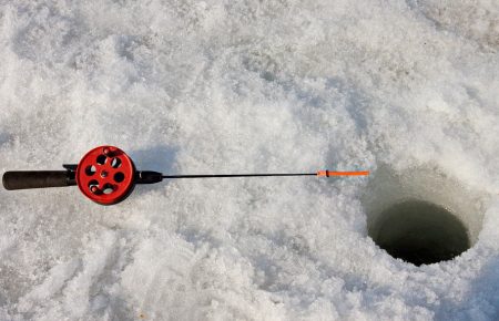 Провалились под лед: на Черкасчине утонули два рыбака