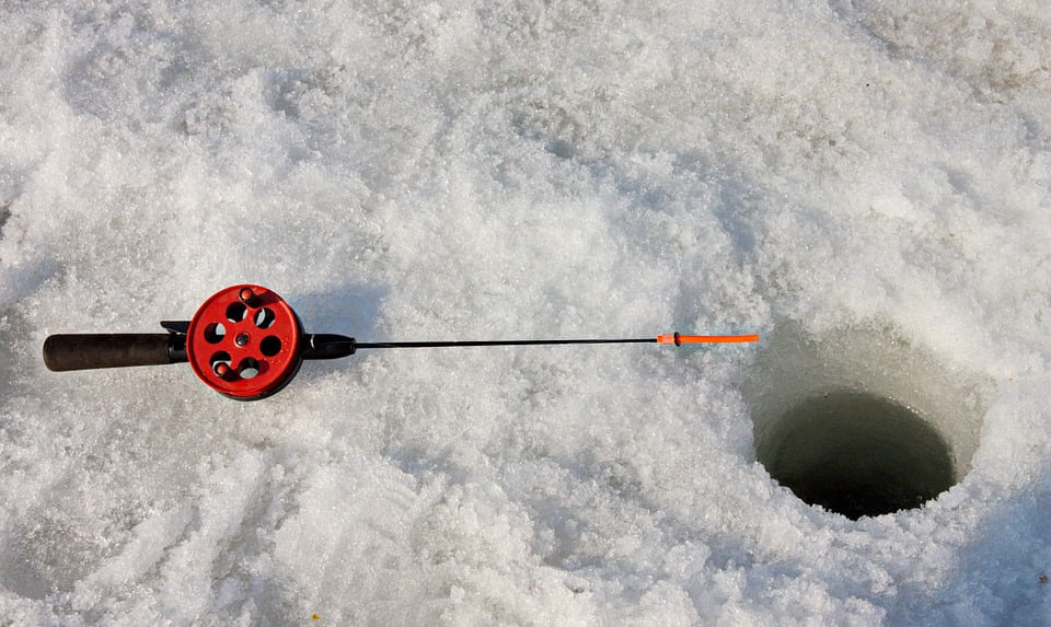 Провалились под лед: на Черкасчине утонули два рыбака
