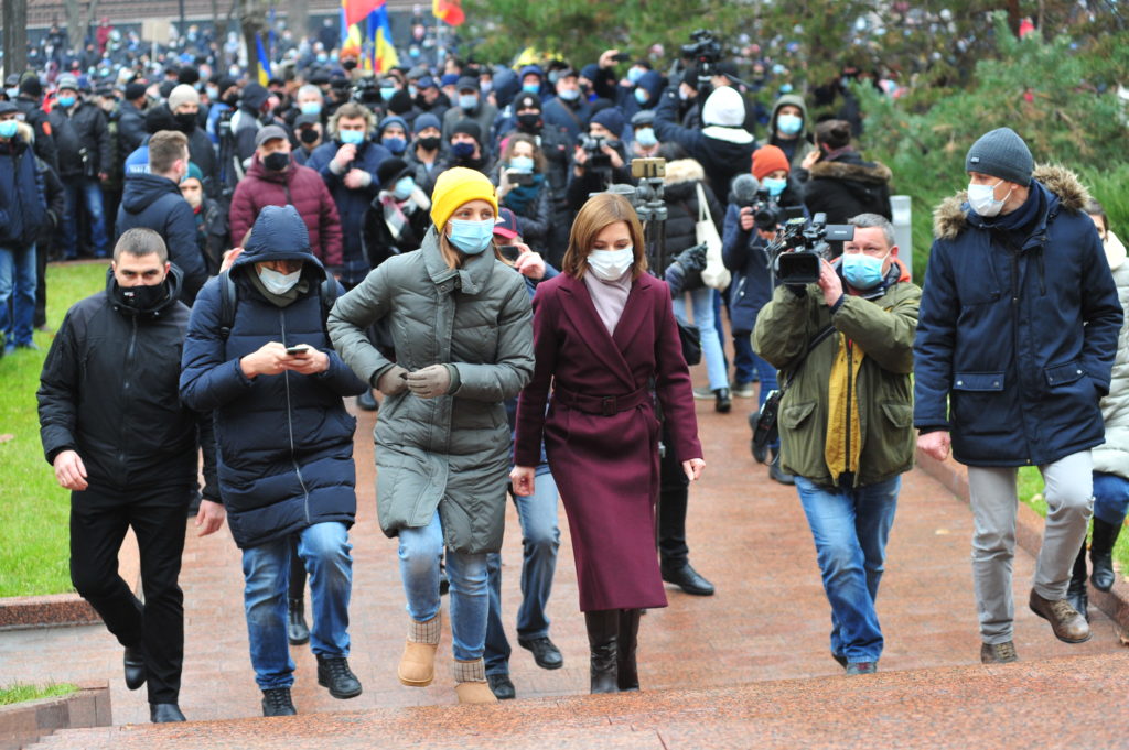 Парламент Молдови обмежив повноваження Санду, люди вийшли на протест (ФОТО)