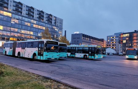 Из-за пандемии впервые за много лет в ночь на 1 января в Таллинне отменили ночной транспорт