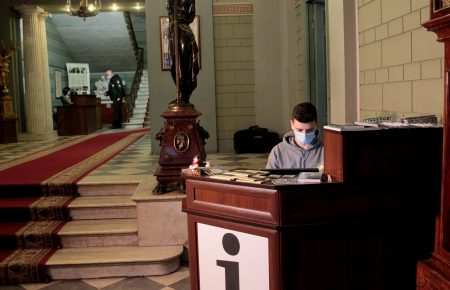 В Киевской картинной галерее открыли информационный пункт для туристов