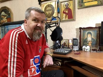 Взрослый человек, а страшно — священник из Луганщины о том, как начинал работу над подкастами