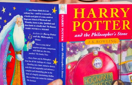 На аукціоні продали перше видання книги «Гаррі Поттер і філософський камінь» за майже $90 тисяч