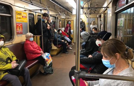 «Потужна вентиляція та коротка тривалість поїздок» — інфекціоніст про те, чому не варто обмежувати рух метро при локдауні