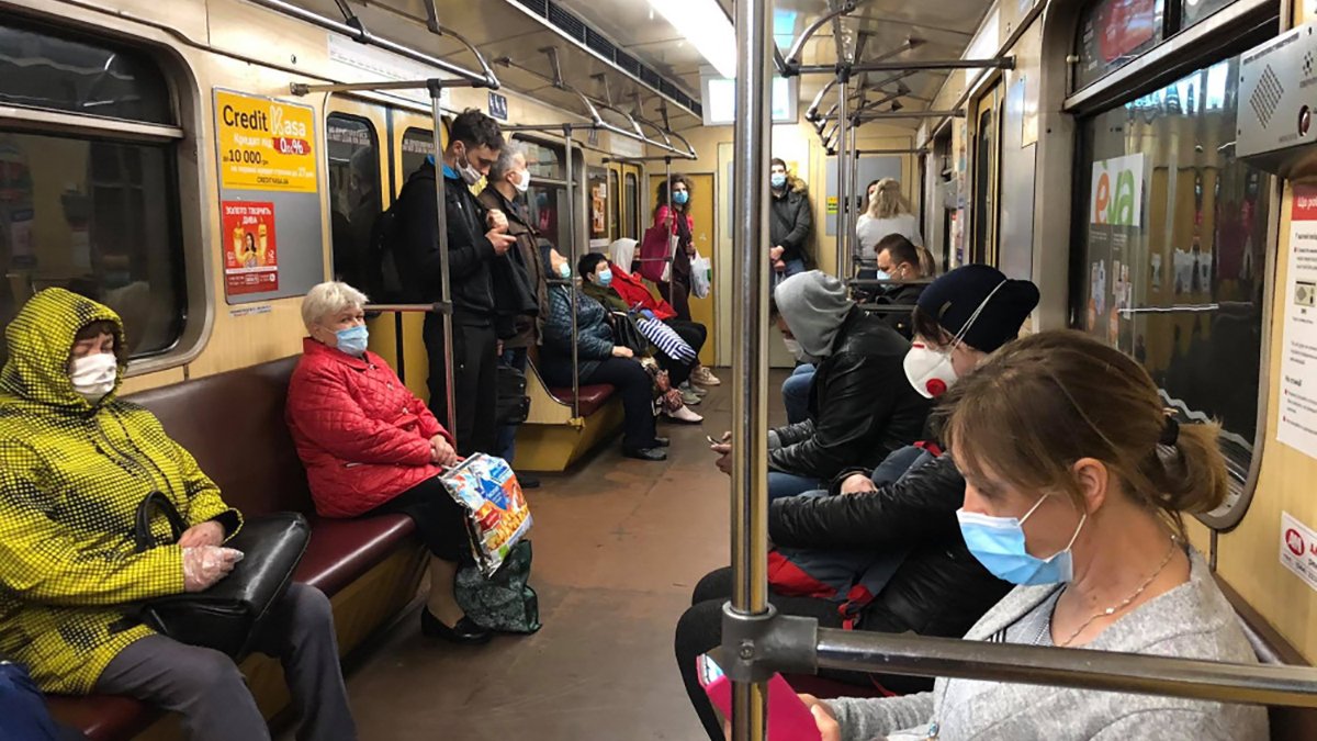 «Потужна вентиляція та коротка тривалість поїздок» — інфекціоніст про те, чому не варто обмежувати рух метро при локдауні