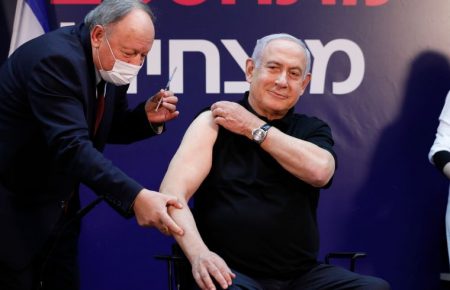 Прем’єр-міністра Ізраїлю першим в країні в прямому етері вакцинували від коронавірусу