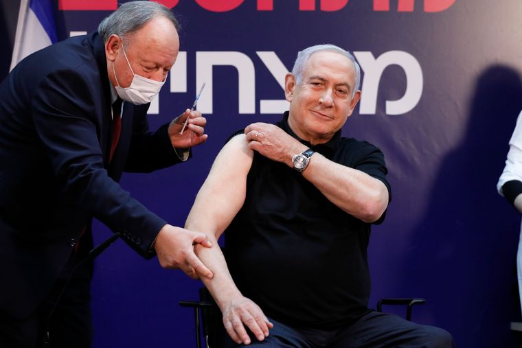 Прем’єр-міністра Ізраїлю першим в країні в прямому етері вакцинували від коронавірусу