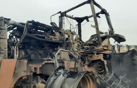В зоне ООС обстрелянный боевиками трактор сгорел дотла (фото)