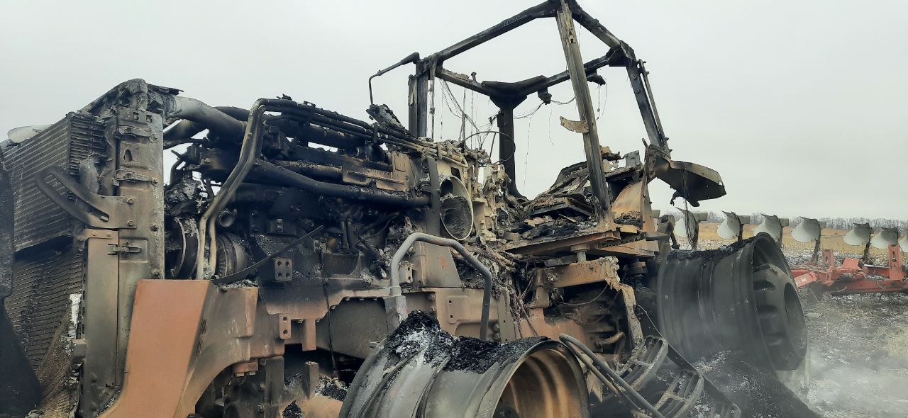 У зоні ООС обстріляний бойовиками трактор згорів вщент (фото)
