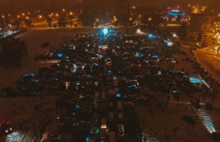 Найбільша «ялинка» з автомобілів: у Харкові встановили новий рекорд