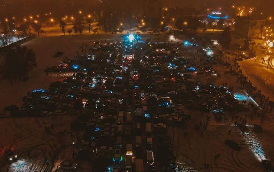 Найбільша «ялинка» з автомобілів: у Харкові встановили новий рекорд