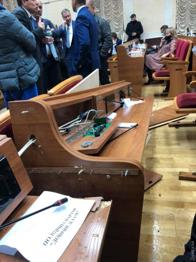 Депутати Одеської облради потрощили меблі на першому засіданні