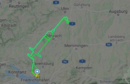 У Німеччині пілот «накреслив» у повітрі маршрут у вигляді шприца на підтримку вакцинації від коронавірусу,