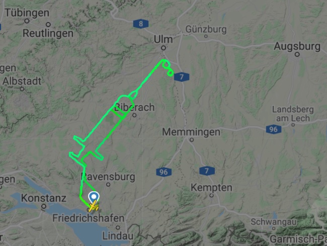 У Німеччині пілот «накреслив» у повітрі маршрут у вигляді шприца на підтримку вакцинації від коронавірусу,