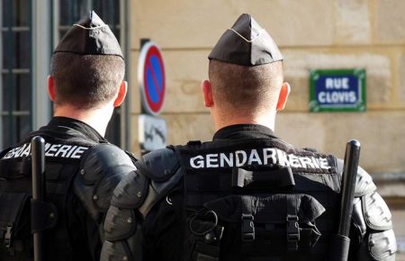 У Франції чоловік у костюмі ніндзя та із шаблею напав на поліцейських