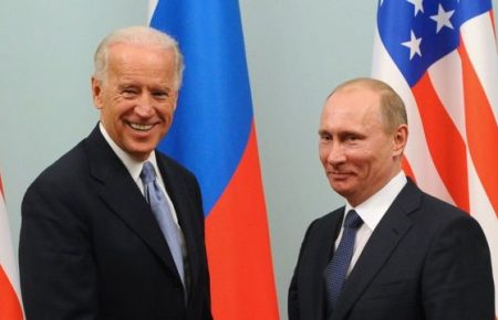В РФ будут подавать разговор с Байденом так, будто Москва не находится в изоляции — политолог