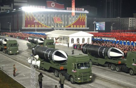 На військовому параді в КНДР показали нові балістичні ракети
