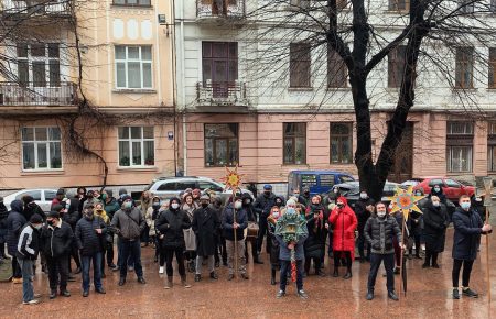 Протестували колядками: актори Чернівецького обласного драмтеатру з вертепами вимагали не скорочувати видатки на культуру