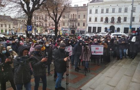 «Нет тарифному геноциду!», «Нет лоХдауну»: возле Ратуши в Черновцах одновременно прошло два митинга