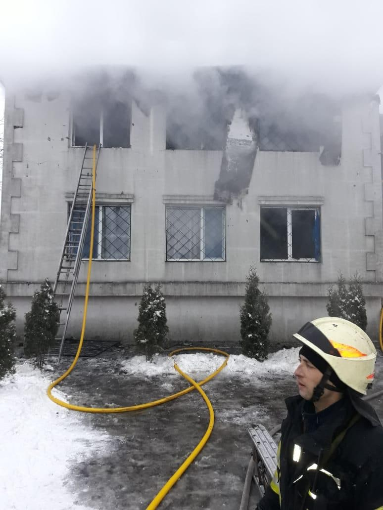 В Харькове горит дом престарелых, 15 погибших