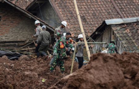 В Індонезії стався масштабний зсув ґрунту, щонайменше 13 людей загинули (ВІДЕО)