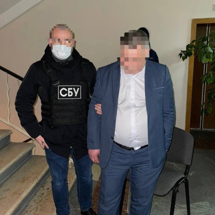 Посадовця з Житомирської ОДА затримали на хабарі, він вимагав відкат за виділення «ковідних» коштів лікарні