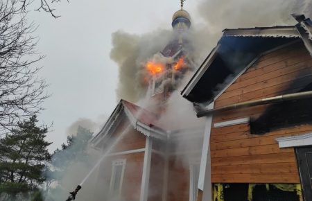 На Кіровоградщині загасили пожежу у старовинній дерев'яній церкві