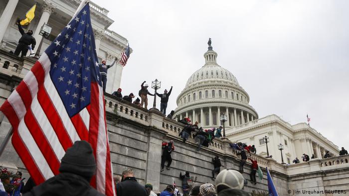 Верховный суд США предъявил обвинения более 40 протестующим, которые проникли в Конгресс