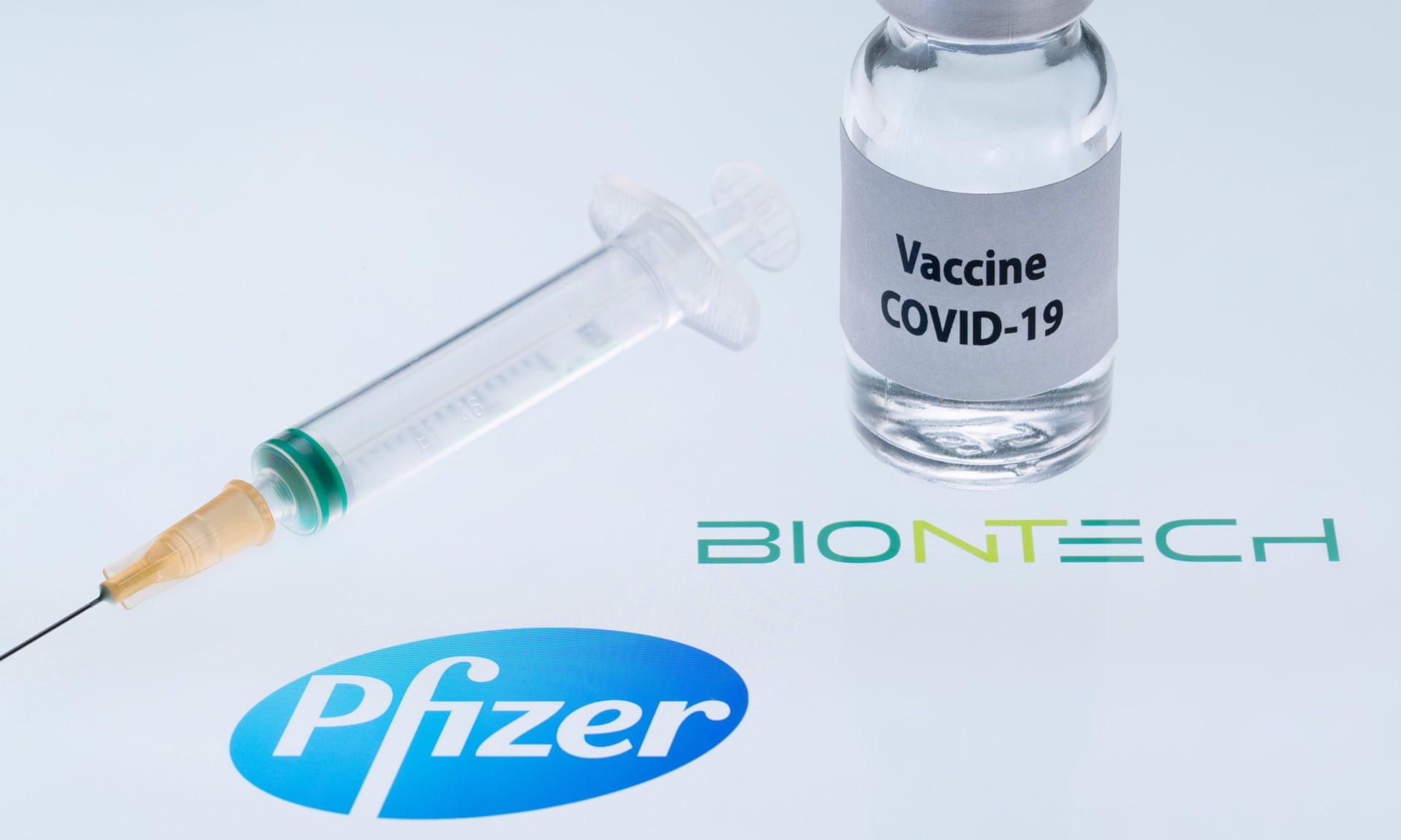Шість країн ЄС назвали «неприйнятним» скорочення поставки вакцин Pfizer