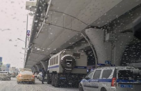 У Росії до аеропорту, куди має прилетіти Навальний, стягнули автозаки
