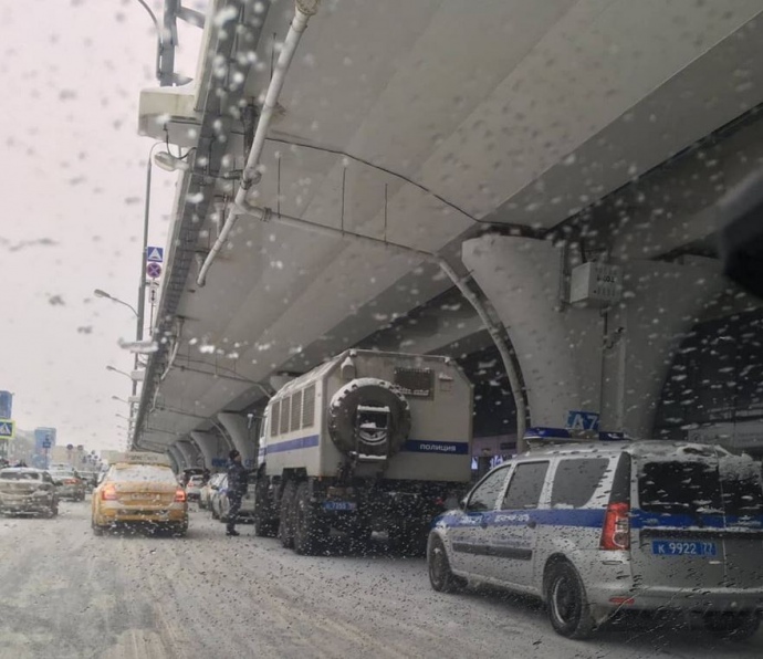 В России в аэропорт, куда должен прилететь Навальный, стянули автозаки