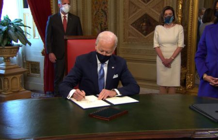 Байден підписав перші три розпорядження на посаді президента США