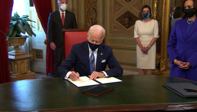 Байден підписав перші три розпорядження на посаді президента США