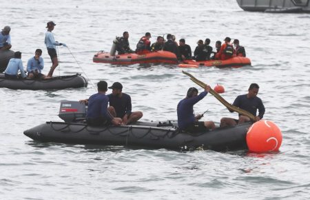 Поисковая группа обнаружила в море «черные ящики» с самолета, разбившегося в Индонезии