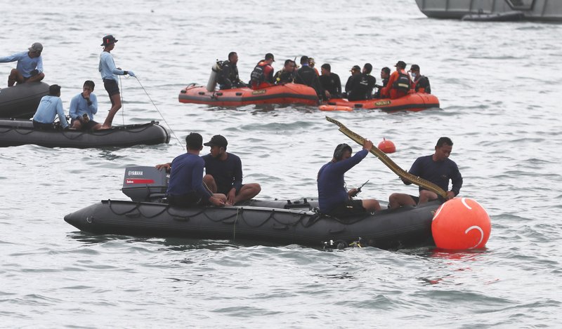 Пошукова група виявила у морі «чорні скриньки» з літака, що розбився в Індонезії