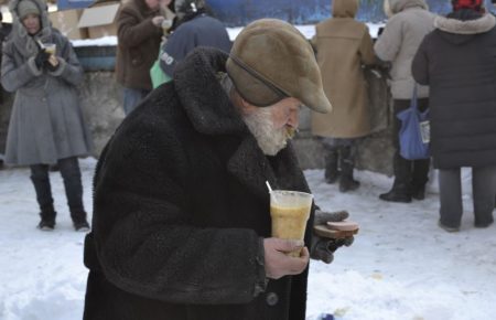 Як бездомним людям пережити морози?