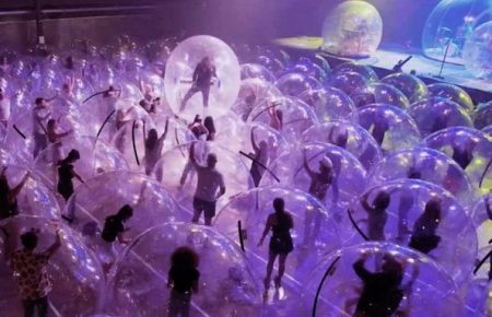 У США рок-гурт влаштував концерт у надувних бульбашках, щоб запобігти розповсюдженню COVID-19 (ВІДЕО)