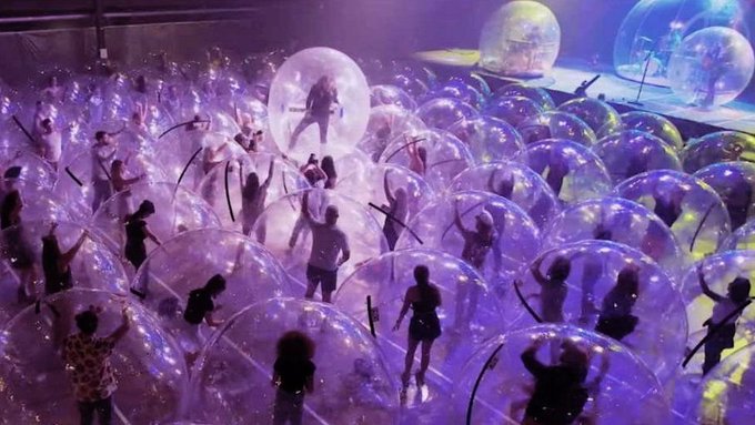 У США рок-гурт влаштував концерт у надувних бульбашках, щоб запобігти розповсюдженню COVID-19 (ВІДЕО)