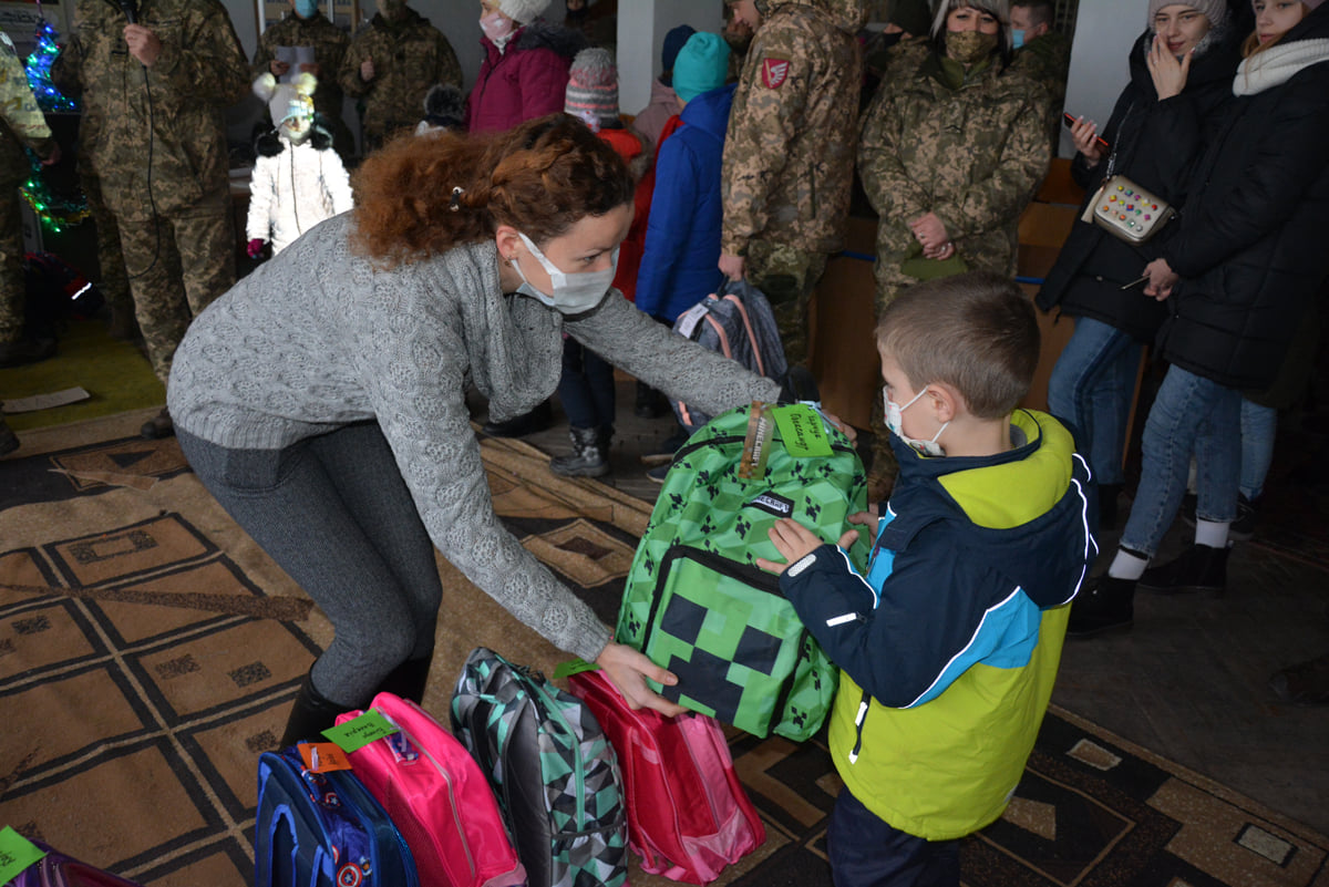 У Миколаєві 400 дітей військових отримали різдвяні подарунки від українських діаспор Іспанії та США