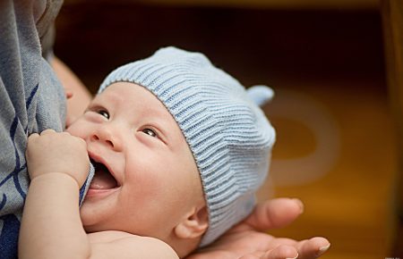 Акушер-гинеколог: Грудное вскармливание является безопасным для малыша, потому что коронавирус там не выявляли